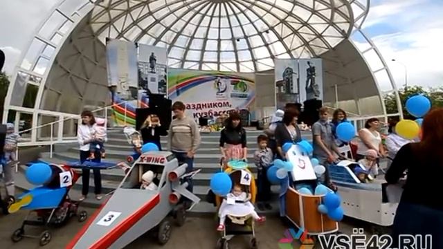 Парад колясок в парке Жукова в Кемерове смотреть онлайн
