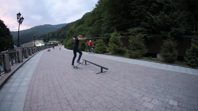 ЛОХ УЧИТ ТРЮК НА СКЕЙТБОРДЕ ϟ BIG SPIN FRONT SIDE BOARD SLIDE смотреть онлайн