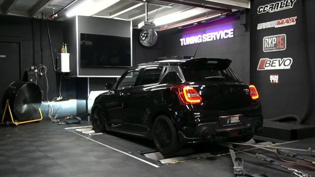 SUZUKI SWIFT 1.4 BOOSTERJET MET HKS TURBO STAGE 3 DYNORUN смотреть онлайн