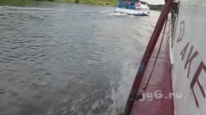 Теплоход Ракета летит над водой