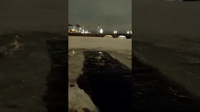 Заплыв в проруби Минута во льду Декабрь Зимнее плавание вода 0 воздух -10 Крещение Мороз Здоровье смотреть онлайн
