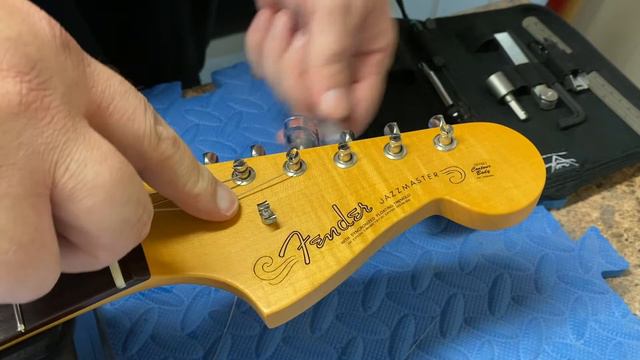 Restringing Technique for Vintage-Style Tuners, Especially Helpful for Fender Guitars смотреть онлайн