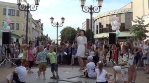 Девушка поет белорусскую песню на улице!