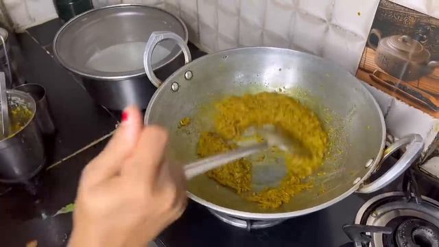 Индийская свекровь готовит цветную капусту с картошкой. Алу гоби сабджи (aloo Gobi Sabzi)