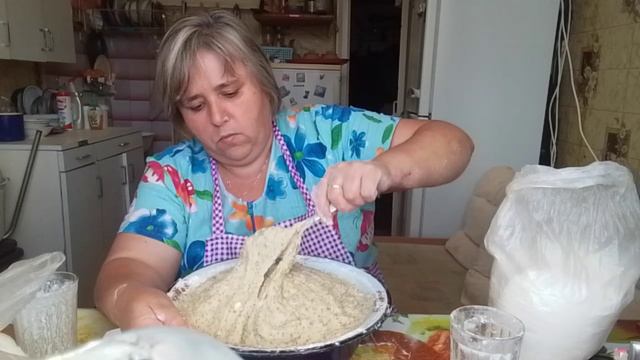 Готовлю манник,болтаю и пью чаек с манником.