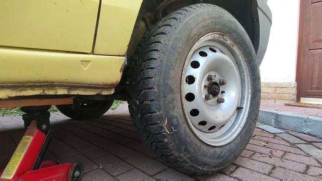 Replacing the spare wheel on Fiat Doblo смотреть онлайн