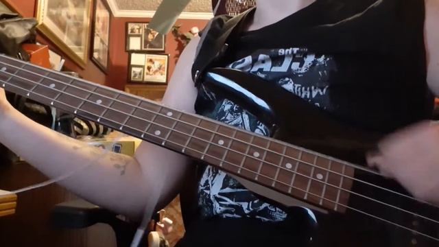 I'm bored and meloncholic.... so here's Back to Black by Amy Winehouse on bass with some club piano смотреть онлайн