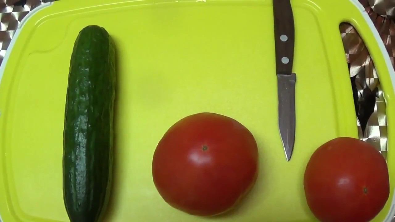 Как сделать простое украшение из огурца и помидорки смотреть онлайн