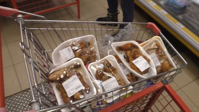 Заведующая магазином обматерила покупателей и зажала деньги / Просрочка для детей смотреть онлайн