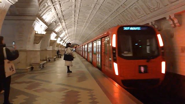 Вязанка Москва 2020 отправляется со станции метро Белорусская (Снято 28.12.23)