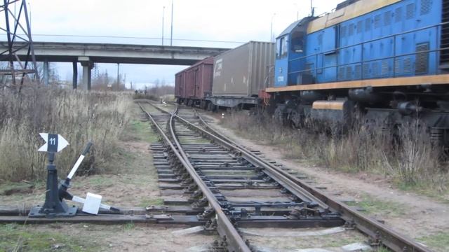 Тепловоз ТЭМ2-7618 с контейнером и крытыми вагонами смотреть онлайн