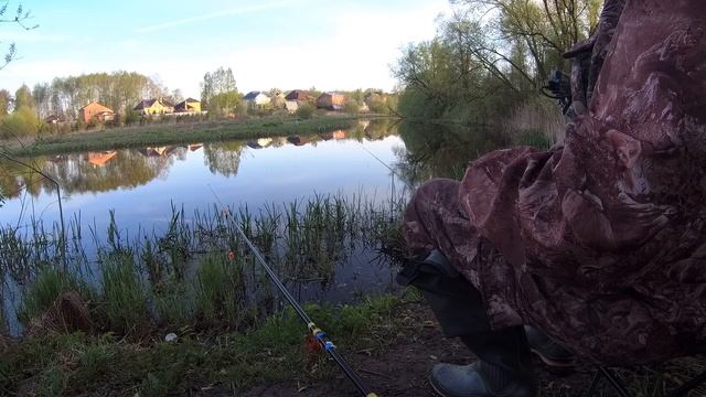 РЫБАЛКА НА РАССВЕТЕ В ВЕРХОВЬЕ РЕКИ . ЛОВЛЯ НА ДОНКУ И ПОПЛАВОК. смотреть онлайн