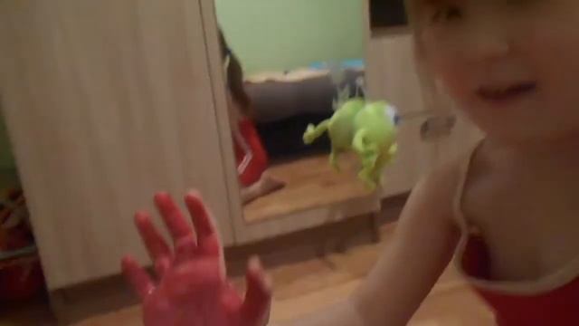 #ЛУЧШЕДОМА Сидим дома и рисуем цветы из ладошек We sit in quarantine and draw flowers from our palm смотреть онлайн