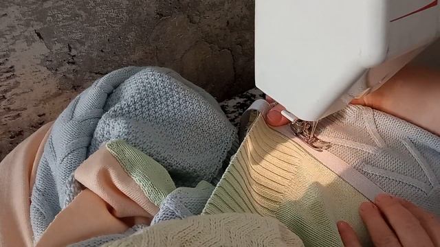Не выбрасывайте старые джемпера. Из них можно сделать новые вещи. Плед из джемперов. смотреть онлайн