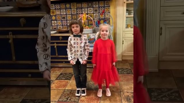 Лиза и Гарри Галкины прочитали стихи в честь Пасхи и поздравили всех со светлым праздником смотреть онлайн
