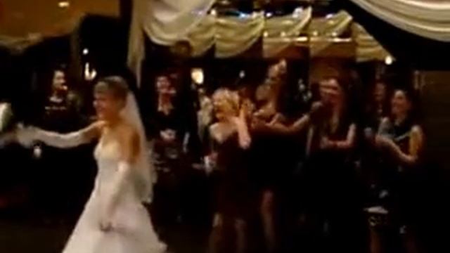 Вот как надо бросать свадебный букет!) смотреть онлайн