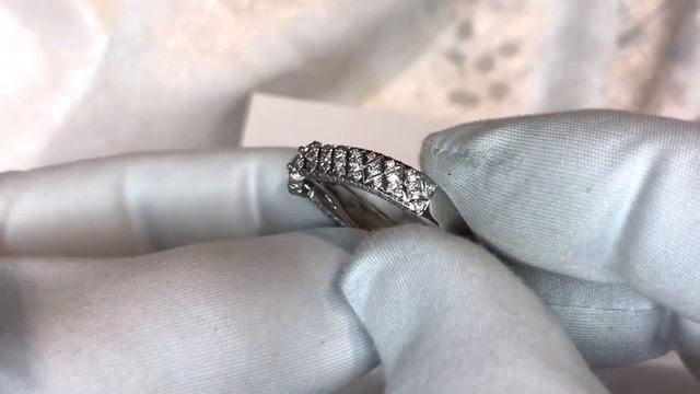 Помолвочное кольцо с россыпью бриллиантов на узоре ромб и центральным бриллиантом смотреть онлайн