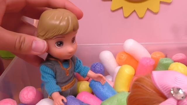 Trampoline park ! Elsa & Anna toddlers are playing смотреть онлайн