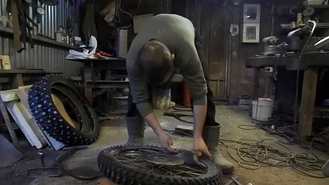 Lifan 200 снимаю резину шиповку одеваю кроссовую-- готовлюсь к мотосезону смотреть онлайн