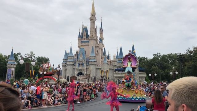 Magic Kingdom - festival of Fantasy Parade @ Disney’s смотреть онлайн