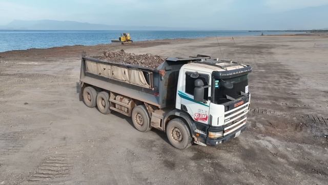 The Best Group Tearm Work DumpTruck TRAGO DAEWOO HYUNDAI Unloding Stone And DOzer KOMATSU Push Ston смотреть онлайн