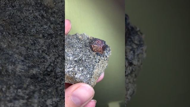 Гранат альмандин в породе #кристалл #коллекционныеминералы #коллекциякамней #альмандин смотреть онлайн