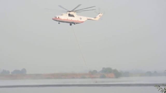Забор воды Ми-26Т из москва реки смотреть онлайн