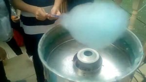 Учим детей самостоятельно мотать сладкую вату