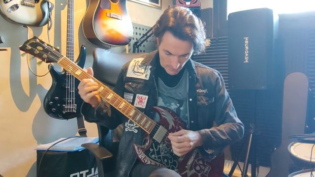 Jesse Hugues 's Gibson SG Solo in the style of Slash смотреть онлайн