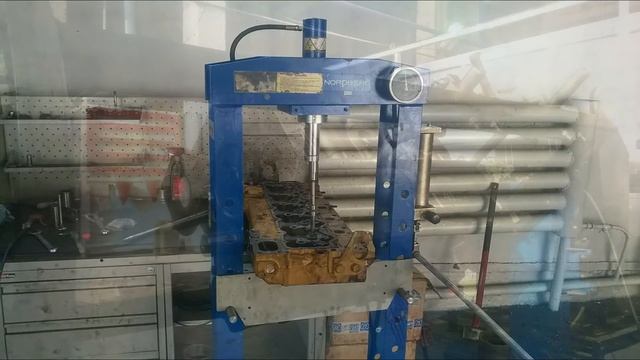 Капитальный ремонт двигателя Шанхай C6121 бульдозера Шантуй SD16 смотреть онлайн