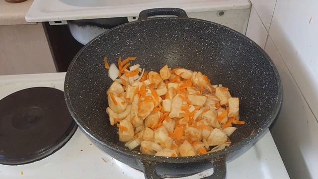 Куриный гуляш с подливкой и картофельным пюре. смотреть онлайн