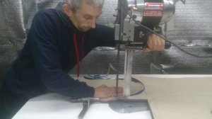 Обучение работы с ножом сабельный Раскрой ткани на рюкзак, срочно,полезно,жесть.