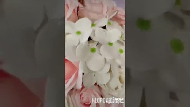 Нежный букет из 23 роз, гортензии и хлопка смотреть онлайн