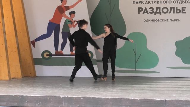 Бальные танцы от ТСК Сити-Данс в подарок жителям Одинцово на День города. Аншлаг и овации участника смотреть онлайн