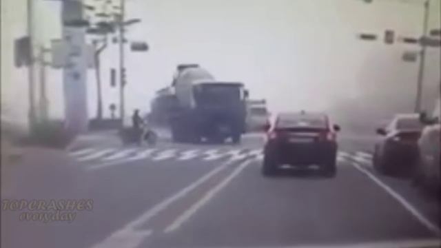 Бетономешалка раздавила легковушку смотреть онлайн