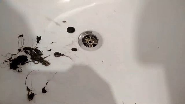 Как почистить слив в ванной | чистим слив обычной проволокой смотреть онлайн