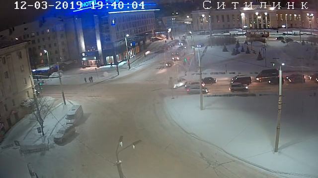 Танцевавшего вокруг машины водителя задержали в Петрозаводске смотреть онлайн