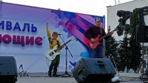 Лев и папа на танц-фесте - песни группы "Кино" (Виктор Цой). Видео с трясущихся рук😀 (02.09.2023г.)