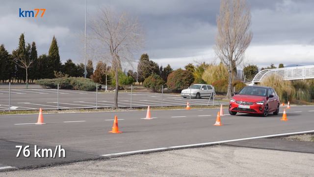 Opel Corsa 1.2T 74 kW (100 CV) 2020 - Maniobra de esquiva (moose test) y eslalon | km77.com смотреть онлайн