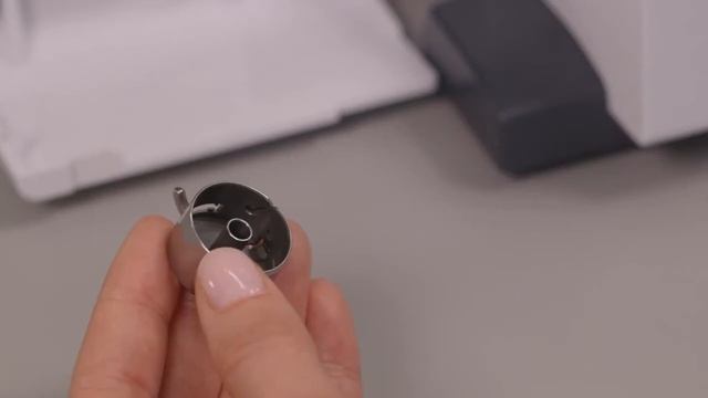 Обучающее видео Bernette b33 / b35 #1 заправка нижней и верхней нитей смотреть онлайн