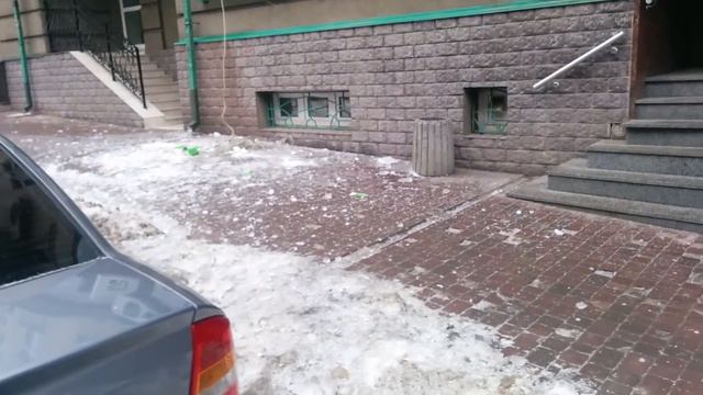 "Хоть бы заграждение поставил, дебил"! Как в Киеве сбивают сосульки смотреть онлайн