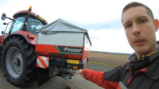 Getting the Kverneland fertiliser spreader ready! смотреть онлайн