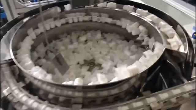Автоматическая машина угловой впайки пластиковых винтовых крышек смотреть онлайн