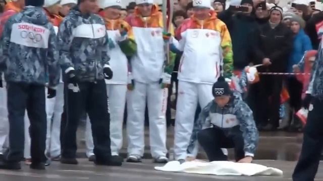 Олимпийский факел загорелся и згорел в Самаре смотреть онлайн