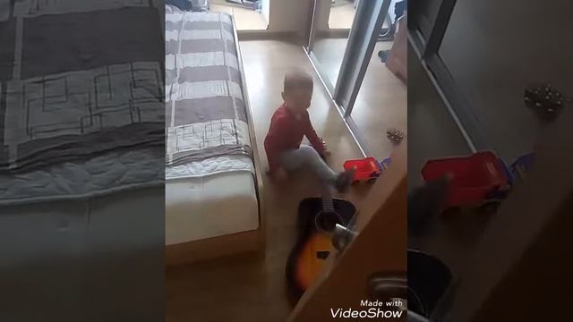 Малыш играет на гитаре#развивамся смотреть онлайн