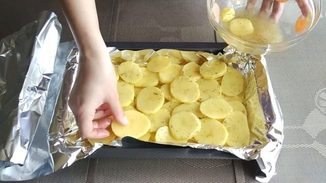 Скумбрия в духовке на картофельно-луковой подушке смотреть онлайн