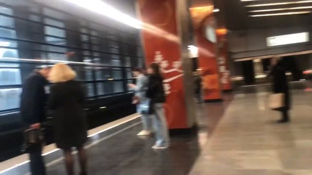 Лифт и электропоезда «81-760/761 (Ока)» на станции метро «Мичуринский проспект»// 9 апреля 2022 год смотреть онлайн