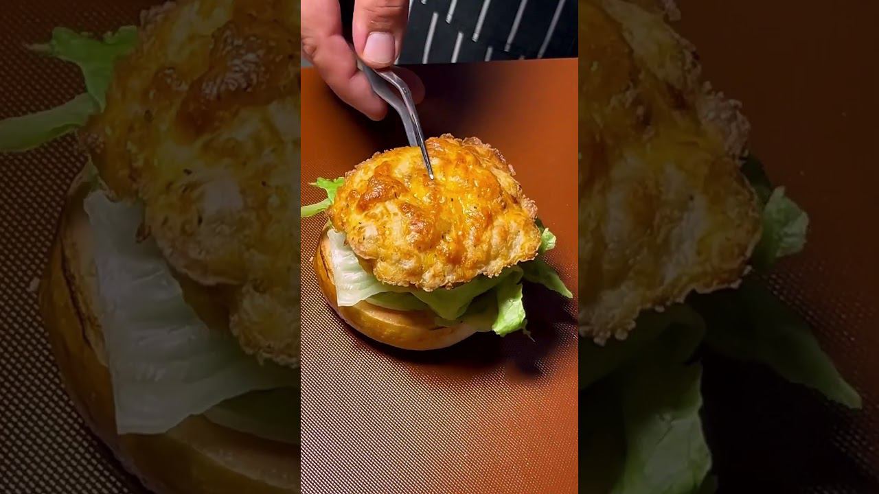 Нежный ненавязчивый бургер, с куриным бедром и сыром Чеддер #еда #food #mukbang #shorts #cooking