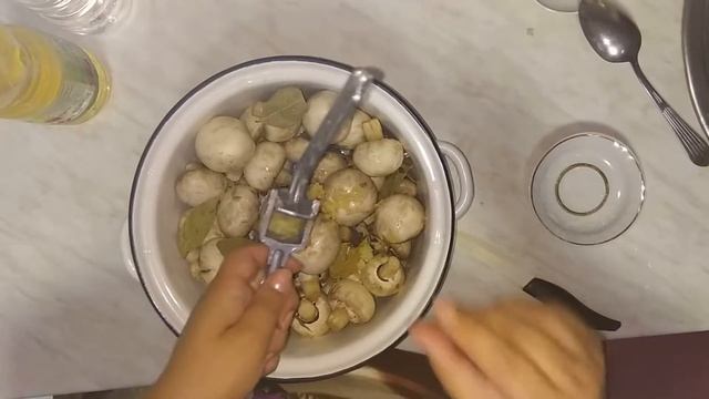 Быстро маринуем грибочки. Маринованные шампиньоны для салатов смотреть онлайн