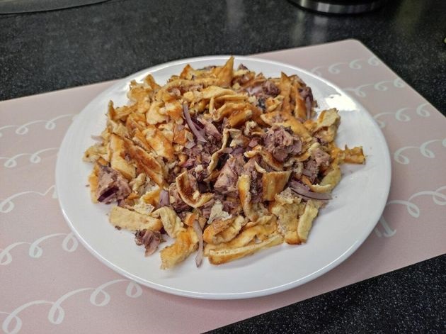 Салат из яичного блина, консервы и красного лука, без майонеза, готовится за 5 минут смотреть онлайн